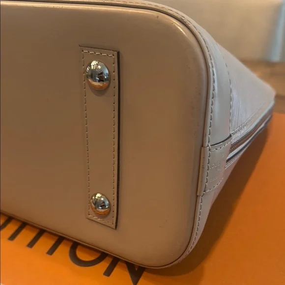 Louis Vuitton Beige Handbag - Picture 5 of 10